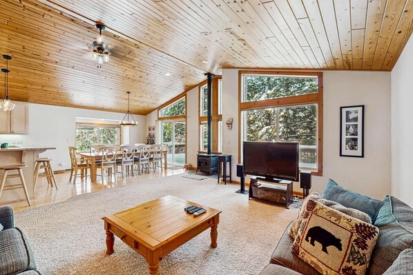 TV, fireplace, offices - Spacious cabin with shared pools & hot tubs - near skiing, hiking & biking (Truckee)