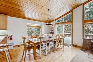 Dining - Spacious cabin with shared pools & hot tubs - near skiing, hiking & biking (Truckee)