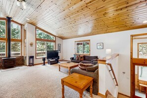 TV, fireplace, offices - Spacious cabin with shared pools & hot tubs - near skiing, hiking & biking (Truckee)