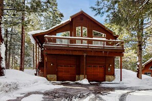 Exterior - Spacious cabin with shared pools & hot tubs - near skiing, hiking & biking (Truckee)