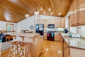 Fridge, microwave, oven, stovetop - Spacious cabin with shared pools & hot tubs - near skiing, hiking & biking (Truckee)