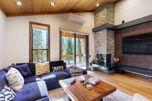 TV, fireplace, DVD player, stereo - Luxury Northstar condo with new appliances, two decks, and shared pool (Truckee)