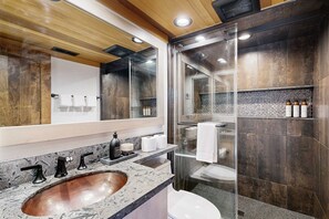 Douche, sèche-cheveux, serviettes fournies, shampoing
