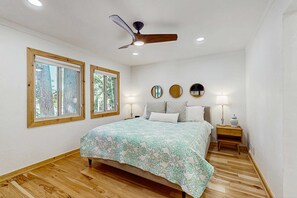 4 bedrooms, iron/ironing board, WiFi, bed sheets - Upscale townhome by Incline Village & Lake Tahoe with fireplace, guest suite & W&D (Incline Village)