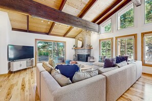 TV, fireplace, offices - Upscale townhome by Incline Village & Lake Tahoe with fireplace, guest suite & W&D (Incline Village)