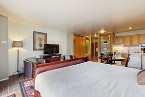 Room - First-Floor Studio w/Free WiFi, Shared Heated Pool, Seasonal Pool, Private Beach (South Lake Tahoe)