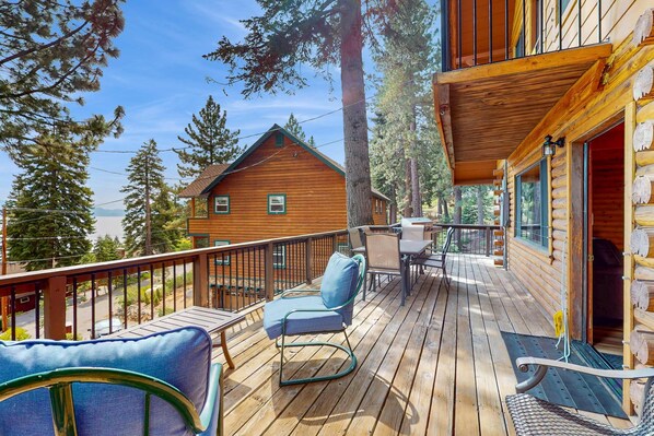 Outdoor dining - Cozy and rustic cabin with lake view, deck, grill, WiFi, & fireplace (Tahoma)