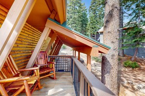 Property grounds - Cozy and rustic cabin with lake view, deck, grill, WiFi, & fireplace (Tahoma)