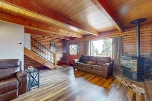 TV, fireplace, offices - Cozy and rustic cabin with lake view, deck, grill, WiFi, & fireplace (Tahoma)