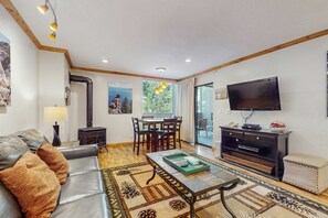 TV, fireplace, offices - Ideal lake retreat W/ Easy Beach Access, Gas Stove & Open Layout - Skiing Nearby (South Lake Tahoe)