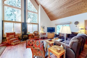 TV, fireplace - Charming Tahoe Donner home with 2 fireplaces & washer&dryer (Truckee)