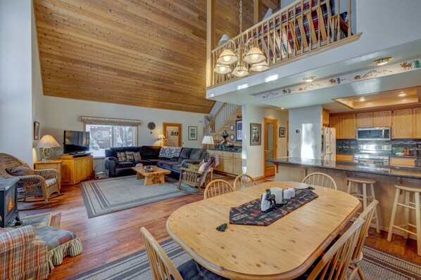 Interior - Charming Tahoe Donner home with 2 fireplaces & washer&dryer (Truckee)