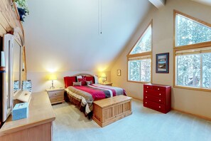 WiFi, bed sheets - Charming Tahoe Donner home with 2 fireplaces & washer&dryer (Truckee)