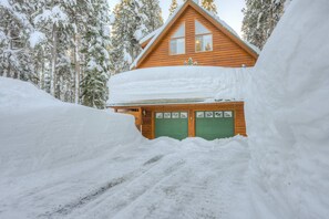Exterior - Charming Tahoe Donner home with 2 fireplaces & washer&dryer (Truckee)