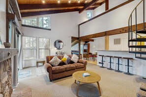 TV, fireplace, offices - Charming condo near the lake with pool, hot tub & washer/dryer (South Lake Tahoe)