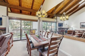 Dining - An all-season getaway near Heavenly with private beach access & a lakefront pool (South Lake Tahoe)
