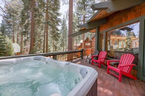 Outdoor spa tub - Charming home with private hot tub (Carnelian Bay)