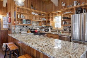 Fridge, microwave, oven, stovetop - Charming home with private hot tub (Carnelian Bay)