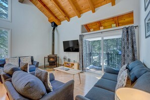 TV, fireplace, offices - Charming Condo with Shared Hot Tub, Pool, Resort Amenities - Close to Ski & Beach (Carnelian Bay)