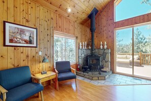 TV, fireplace, offices - Stateline Chalet -  5BR, Panoramic Mountain Views, Dipping Pool & Dry Sauna (Stateline)