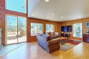 TV, fireplace, offices - Stateline Chalet -  5BR, Panoramic Mountain Views, Dipping Pool & Dry Sauna (Stateline)