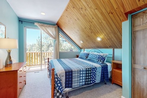 Desk, iron/ironing board, WiFi, bed sheets - Stateline Chalet -  5BR, Panoramic Mountain Views, Dipping Pool & Dry Sauna (Stateline)