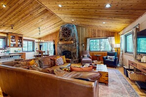 TV, fireplace, DVD player, offices - Cozy, dog-friendly, Tahoe home near rec centers for pools, gyms, & sports courts (Truckee)