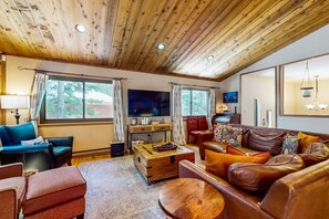 TV, fireplace, DVD player, offices - Cozy, dog-friendly, Tahoe home near rec centers for pools, gyms, & sports courts (Truckee)