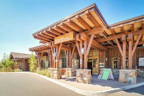 Exterior - Cozy, dog-friendly, Tahoe home near rec centers for pools, gyms, & sports courts (Truckee)
