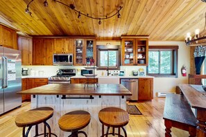 Fridge, microwave, oven, stovetop - Cozy, dog-friendly, Tahoe home near rec centers for pools, gyms, & sports courts (Truckee)