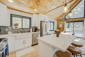 Fridge, microwave, oven, stovetop - Cozy-Chic Mountain Getaway in the Heart of Truckee (Truckee)