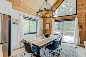 Dining - Cozy-Chic Mountain Getaway in the Heart of Truckee (Truckee)