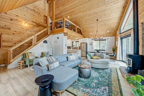 TV, fireplace, offices - Cozy-Chic Mountain Getaway in the Heart of Truckee (Truckee)
