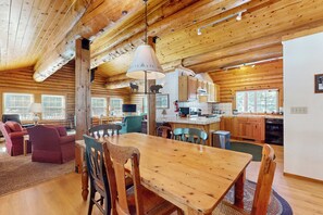 Dining - Log Cabin across from Adventure Center, 10 min to Truckee & Lake Donner, wifi (Truckee)