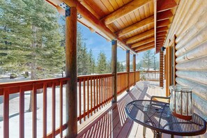 Outdoor dining - Log Cabin across from Adventure Center, 10 min to Truckee & Lake Donner, wifi (Truckee)