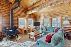 TV, offices - Log Cabin across from Adventure Center, 10 min to Truckee & Lake Donner, wifi (Truckee)