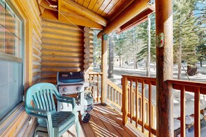 Property grounds - Log Cabin across from Adventure Center, 10 min to Truckee & Lake Donner, wifi (Truckee)
