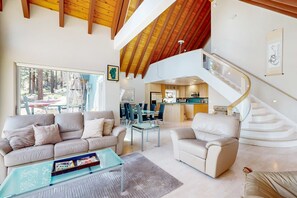 TV, fireplace, DVD player, stereo - with private, scenic deck, heated driveway (Incline Village)