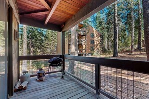 Property grounds - Resort studio with balcony, pool & hot tub access & free ski shuttle (NorthStar-Truckee)