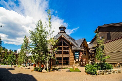 Resort studio with balcony, pool & hot tub access & free ski shuttle