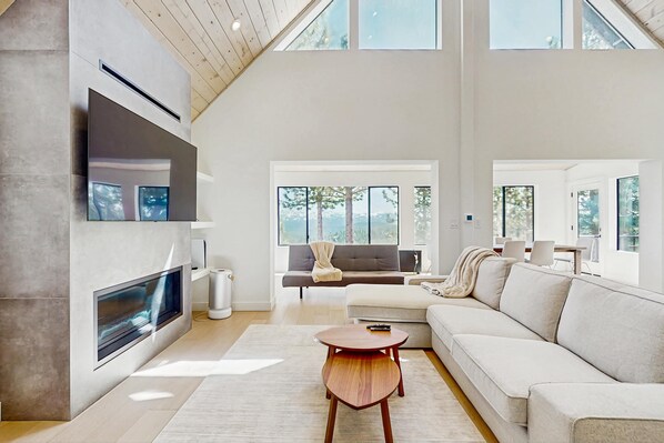 TV, fireplace, video games, offices - Modern home with mountain view, deck, gaming, hot tub and pool access & fireplace (Truckee)