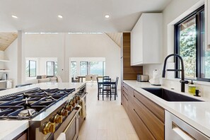 Fridge, microwave, oven, stovetop - Modern home with mountain view, deck, gaming, hot tub and pool access & fireplace (Truckee)