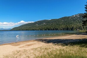 Beach - Modern home with mountain view, deck, gaming, hot tub and pool access & fireplace (Truckee)