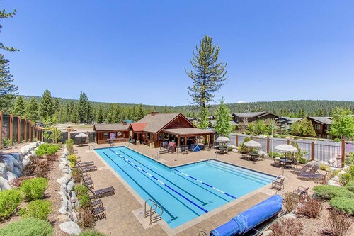 Quiet Townhouse in Ideal Truckee Location with Pool, Hot Tub & Sauna