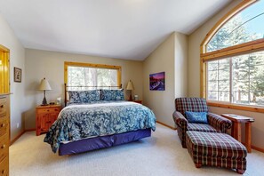 Internet, bed sheets - Sugar Pine Haus with Hot Tub Bordering the State Park (Tahoma)