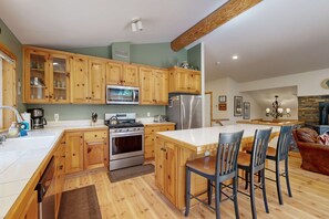 Fridge, microwave, oven, stovetop - Sugar Pine Haus with Hot Tub Bordering the State Park (Tahoma)