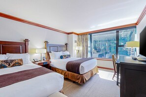 Room - Everline Resort & Spa studio - ski-in/ski-out, pools, hot tubs, & full spa (Olympic Valley)