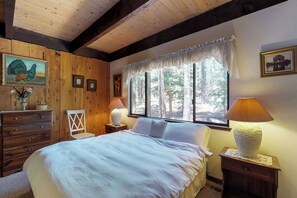 WiFi - Family-friendly cabin with shared pool, hot tub, & tennis - near golf & skiing (Truckee)