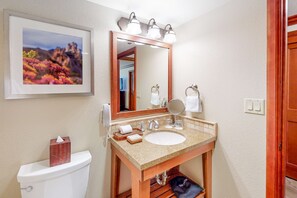 Shower, hair dryer, towels - Everline Resort & Spa - Ski-in-ski-out slope-view studio, pools, & gym (Olympic Valley)