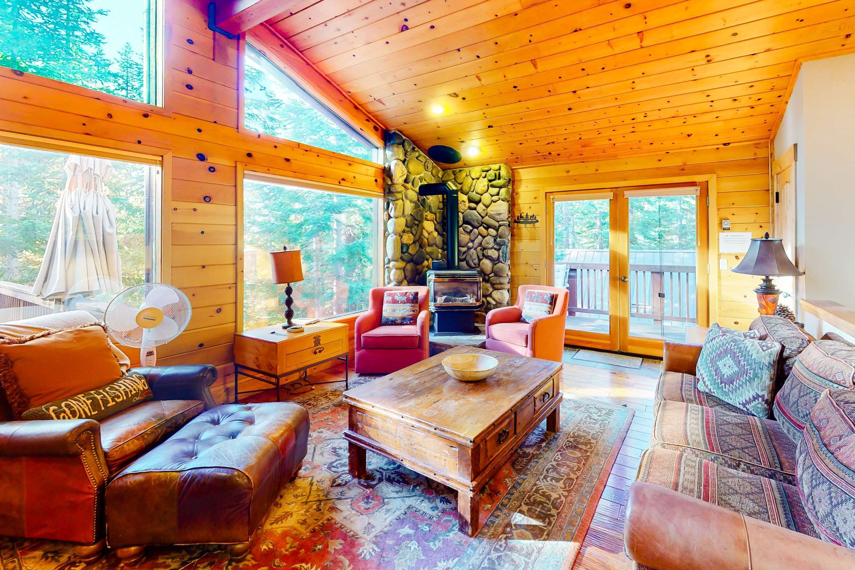 Spacious Home With Gorgeous Forested View, Pool Table, Private Hot Tub & Deck - Truckee, CA